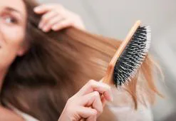 Αποκαλύφθηκε το βούρτσισμα των μαλλιών. Πώς να ταιριάξετε μια βούρτσα μαλλιών ή μια χτένα με συγκεκριμένο τύπο μαλλιών;