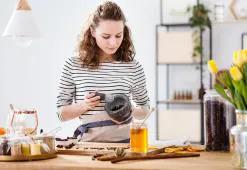 Προϊόντα περιποίησης μαλλιών που μπορούν να βρεθούν σε ένα ντουλάπι κουζίνας: Έλαια, μαγιά, μέλι και άλλα